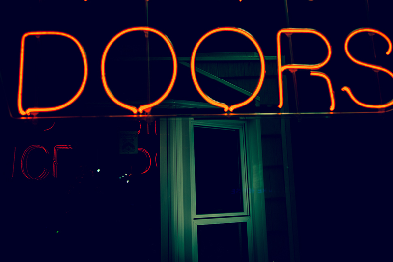 Illustration for article titled 19 Dazzling Photos Of Neon Signs